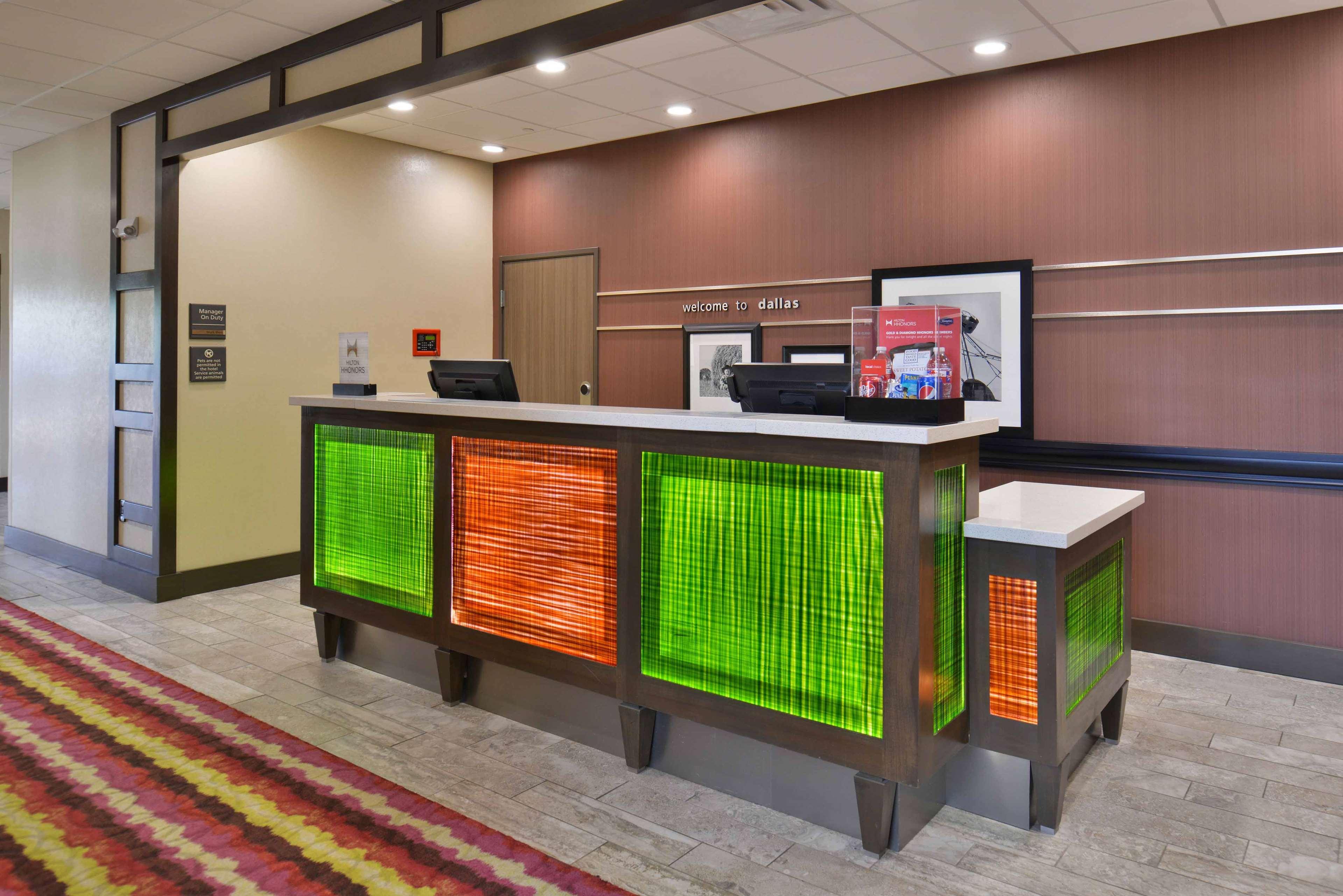 Hampton Inn & Suites Dallas Market Center Dış mekan fotoğraf